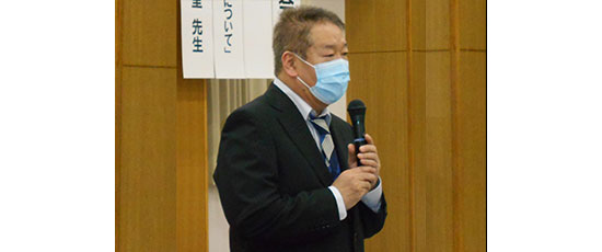 あいさつする赤石真哉先生