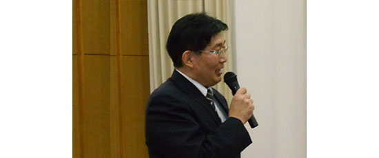 あいさつする佐藤純先生